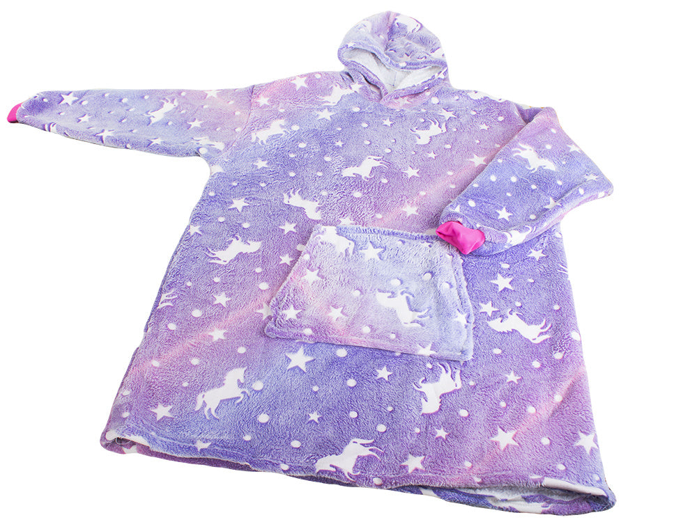 Hanorac patura cu gluga si maneci, Zola®, insertii fosforescente, 80 x 70 cm, calduros si pufos, buzunar spatios, model unicorni si stelute, violet Hanorac patura cu gluga si maneci, Zola®, insertii fosforescente, 80 x 70 cm, calduros si pufos, buzunar spatios, model unicorni si stelute, violet